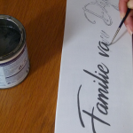 Studio Spuk heeft voor ons een prachtig gepersonaliseerd naambordje gemaakt van hout, voor bij de voordeur van ons nieuwe huis! Mooie letters, goede kleuren en speciaal afgewerkt voor buiten met een transparante lak! Bestand tegen alle weersinvloeden.