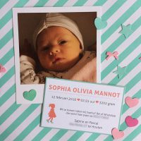 Geboortekaartje van baby Sophia Olivia. Dat er een meisje geboren is, dat kan niet missen! Het geboortekaartje zat in een feest envelop, inclusief confetti, het full colour drukwerk is gedrukt op een wit papier. Een meisje op hoge hakken.
