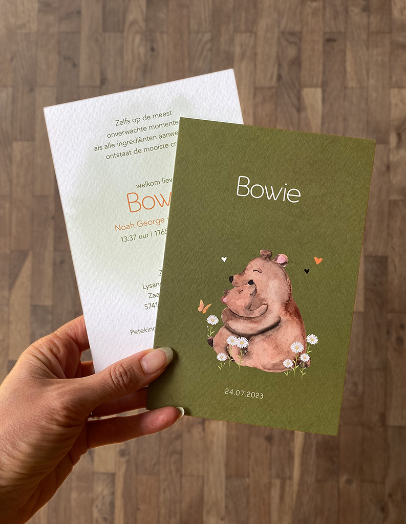 geboortekaartjes met knuffelende beer en hartjes