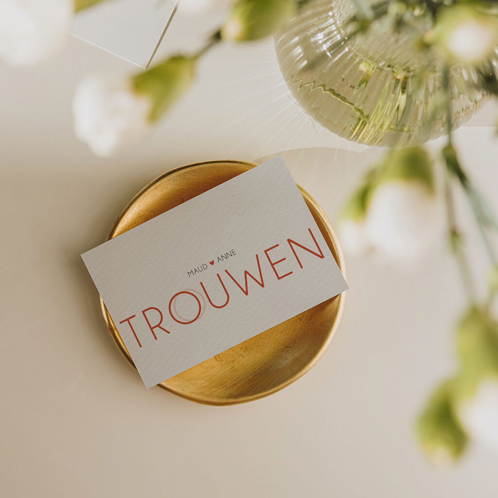 Trouwkaart met rood en symbolische ringen en hartje reviews Studio Spuk