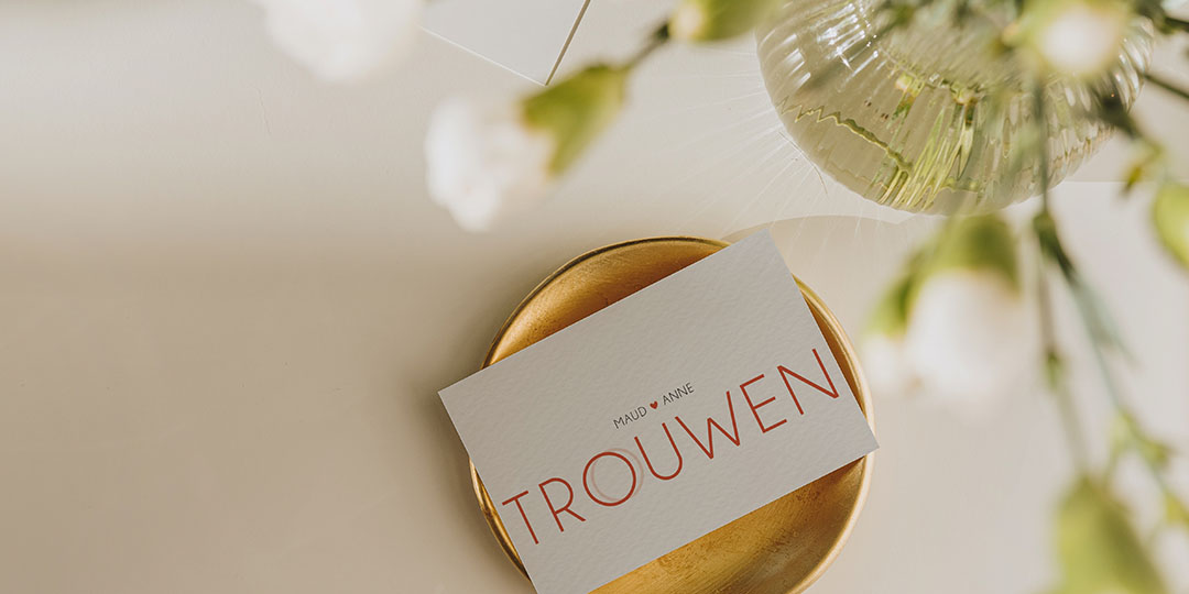 Trouwkaart met rood, ringen en hartje voor Helmond